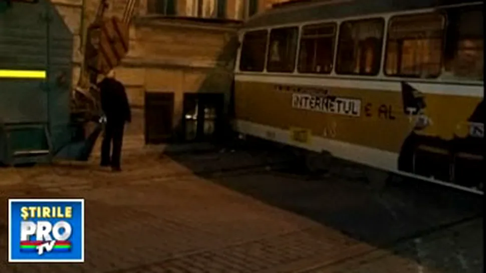 Un tramvai s-a oprit direct intr-o casa la Timisoara (Video)