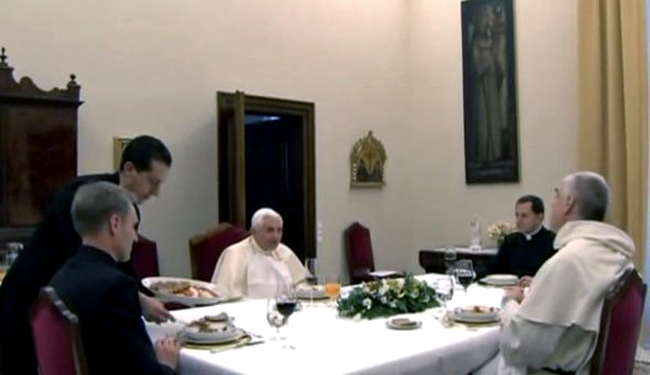 Papa ia masa cu invitatii
