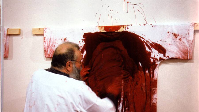 Lucrare mai putin socanta: tricou alb patat cu sange de animal