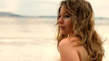 Laura Cosoi, goală puşcă pe o plajă exotică! Imagini superbe!