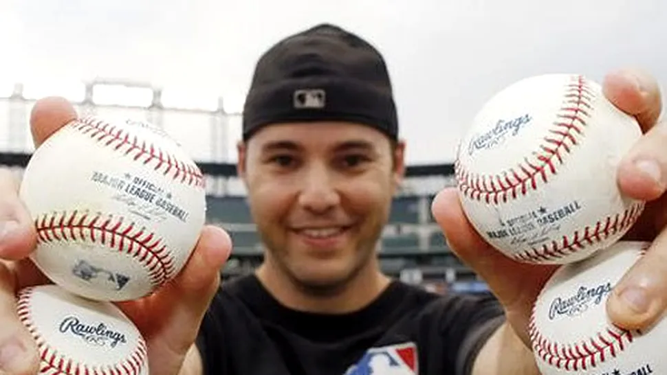RECORD: Un sportiv a prins o minge de baseball aruncată din elicopter (Video)