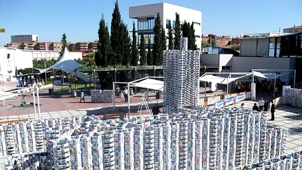 Castel realizat din 50.000 de cutii de lapte! (poze)