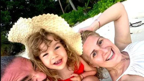 Alessandra Stoicescu împlineşte astăzi 46 de ani. Vedeta Antena 1 și-a sărbătorit ziua de naștere pe o plajă din Seychelles