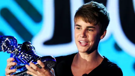 Justin Bieber îşi vinde şarpele la licitaţie