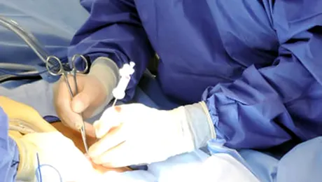 Un chirurg dependent de droguri a furat heroină din stomacul unui pacient