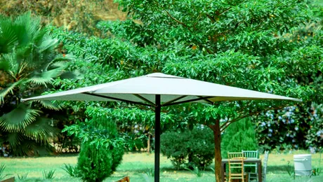 (P) Siguranța familiei pe terasă: beneficiile unei umbrele bine alese pentru cei mici și patrupezi