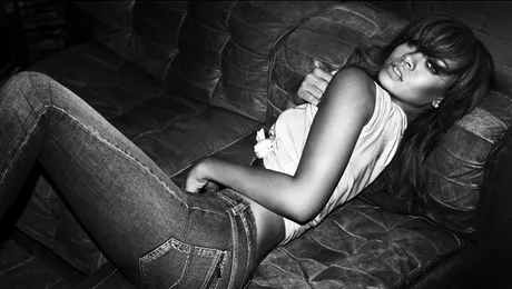 Rihanna, într-o nouă reclamă sexy pentru Armani (Video)