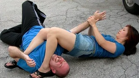 Barbat infidel, batut in public de iubita sa (Video)