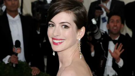 Anne Hathaway a iniţiat ”leapşa cu interviuri video” (VIDEO)