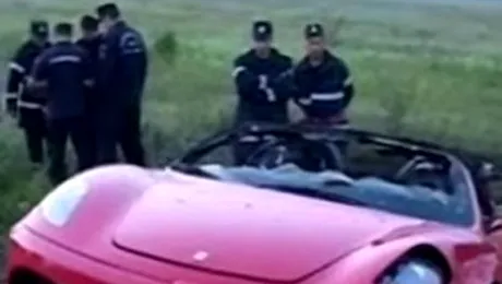 Un Ferrari a luat foc la intrarea in Sibiu. Vezi cum ard 100.000 euro!
