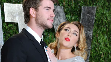 Miley Cyrus aduce în casa iubitului oameni dezbrăcaţi