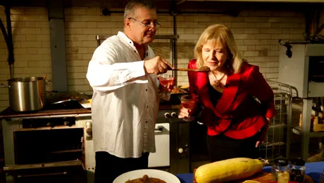 Mircea Dinescu îi găteşte Baronesei Emma Nicholson la Londra