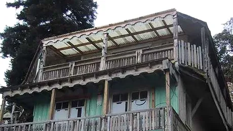 O casa construita din gunoi a devenit monument de arta (Poze si video)