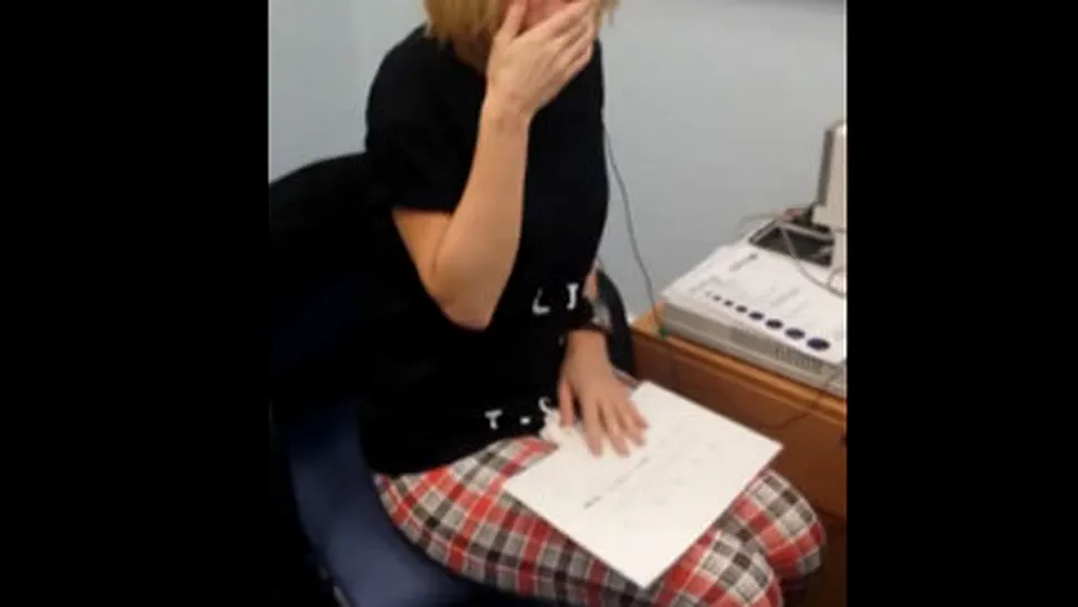 Reacția unei femei căreia i-a fost redat auzul pentru prima dată, după 40 de ani