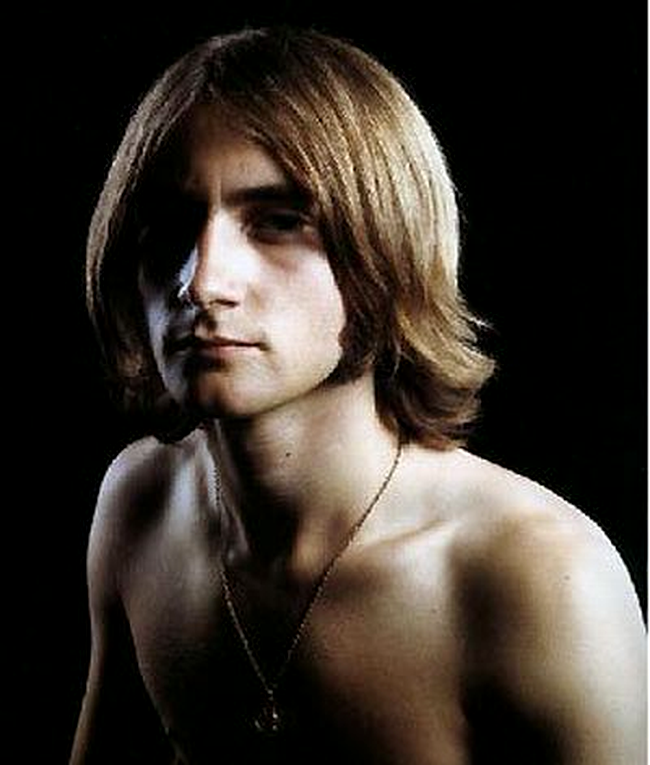 Phil Collins, frate! Uite-l cum arata in anul 1971... 