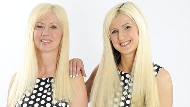 Mama care si-a facut operatie estetica pentru a semana cu fiica ei