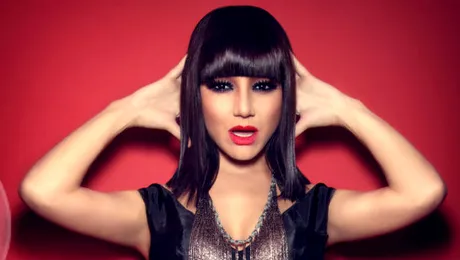 Neylini îşi promovează noul single cu tricouri imprimate