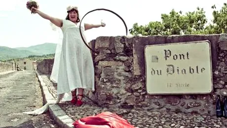 O artistă s-a căsătorit cu un bărbat puternic și liniștit: un pod!