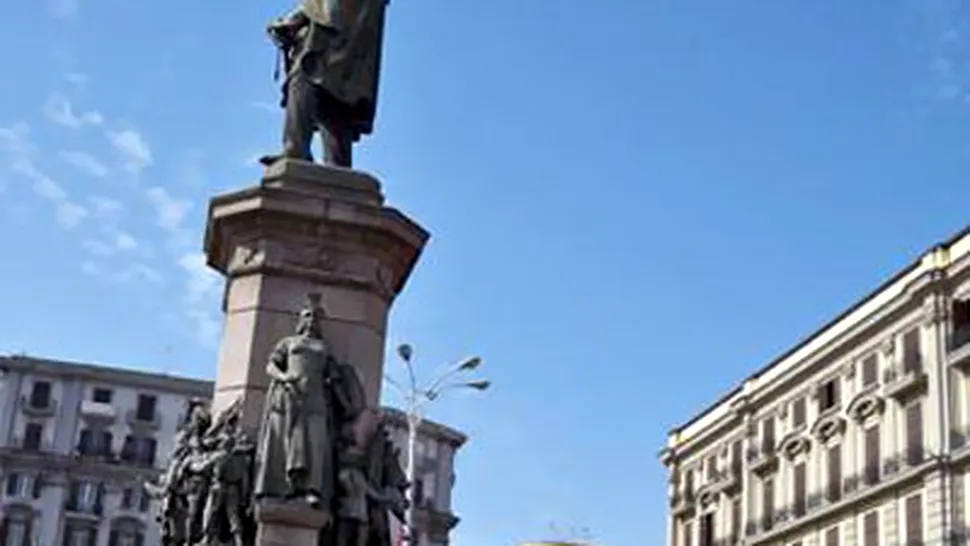 Un barbat a stat 10 ore pe o statuie, in semn de protest