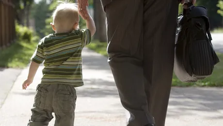 La ce riscuri se expun bărbații care devin părinți după vârsta de 50 de ani