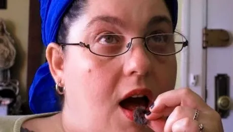 Femeia care își linge pisica și îi mănâncă părul