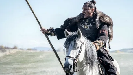 Actorul român Emil Hoştină, într-o distribuţie de excepţie în noul serial “Vremea barbarilor”