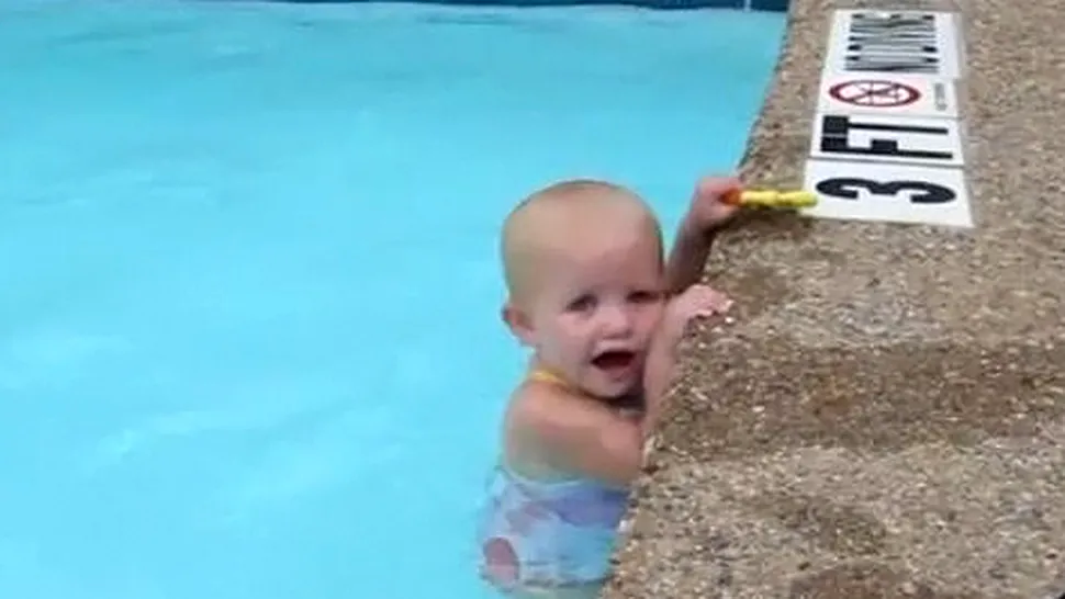 CLIPUL ZILEI: Bebelușul care înoată în piscină 