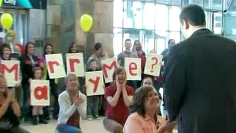 Cum și-a cerut în căsătorie iubitul o femeie din SUA (Video)