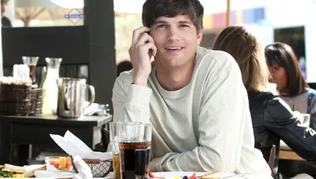 Ashton Kutcher, păcălit să mănânce viermi prăjiţi