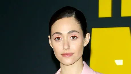 Emmy Rossum i se alătură lui Tom Holland în distribuția serialului Apple „The Crowded Room”