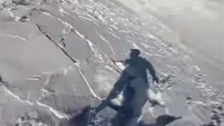 Surprins de avalanșă în timp ce se dădea cu snowboard-ul. A filmat totul cu o cameră GoPro