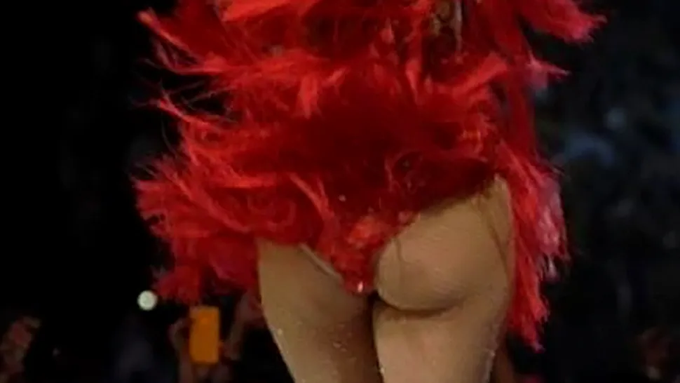 Jennifer Lopez si-a aratat fundul pe scena (Video)