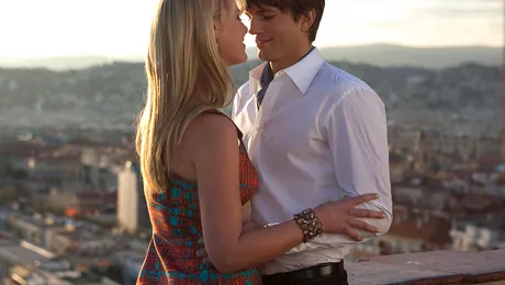 Dupa ce s-a dezbracat in „Playboy de L.A.”, acum Ashton Kutcher face un „Un cuplu mortal” alaturi de frumoasa Katherine Heigl