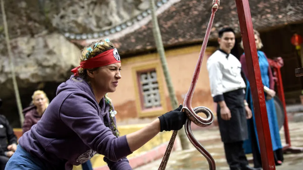 Spălat de elefanţi, gătit carne de şarpe sau tatuaje permanente printre probele din Asia Express - FOTO