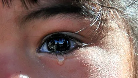 O fetita din India plange cu pietre