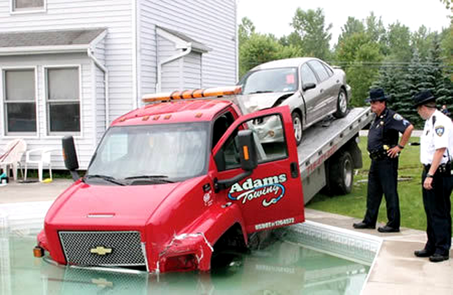 Un barbat care conducea un camion a reusit sa se rastoarne intr-o piscina pentru ca trimitea Sms-uri in timp ce era la volan