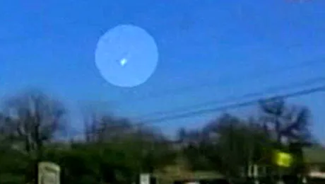 Misterioase obiecte in flacari au cazut din cerul Texasului (Video)