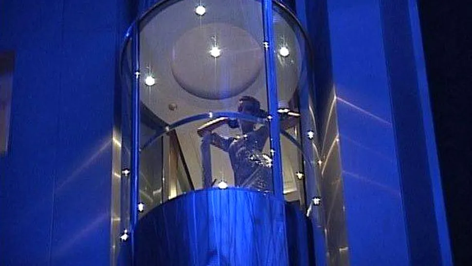 Catalin Botezatu, prezentare de moda in lifturile panoramice din Dubai