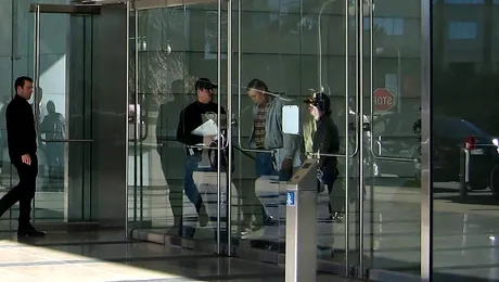 O femeie cere daune dupa ce s-a izbit de usa din sticla a unui magazin