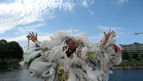 25 de creații unice realizate din pungi de plastic