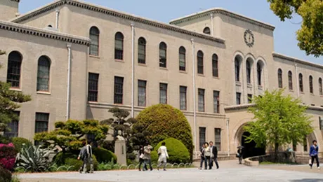 Cum arată o cafeterie universitară anti-socializare din Japonia