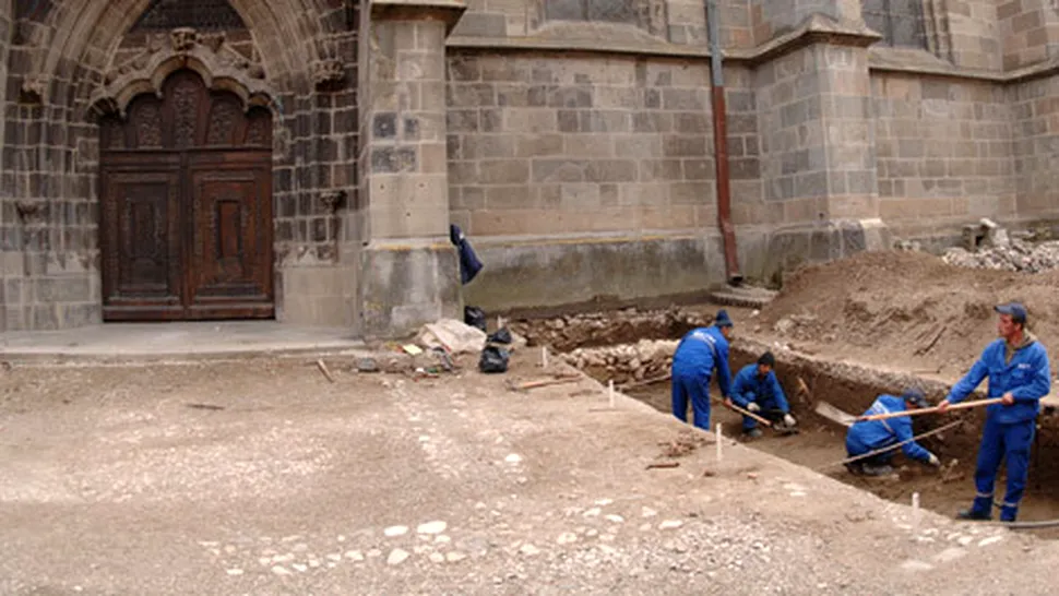 Morminte din Evul Mediu descoperite la Biserica Neagră din Brașov