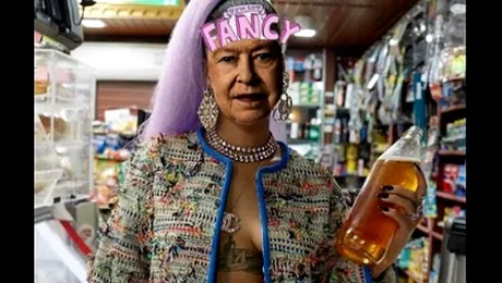 Regina Marii Britanii, cu sânii la vedere şi în ţinute provocatoare. Imagini controversate