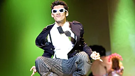 Dan Balan face salturi nebunesti in topuri romanesti