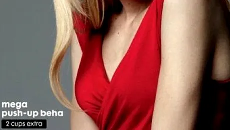 Modelul masculin Andrej Pejic face reclama la sutiene