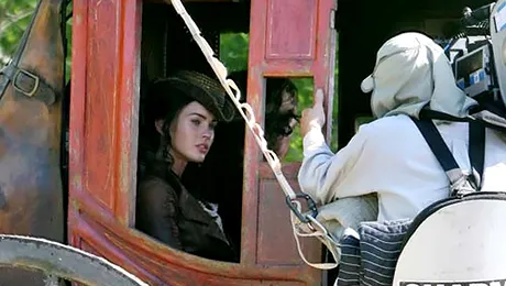 Megan Fox, aproape ucisa de un corset (Poze)