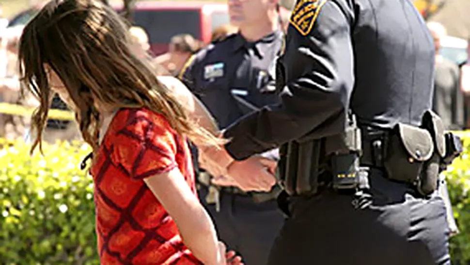 Un politist a arestat o fetita de 5 ani, de doua ori!