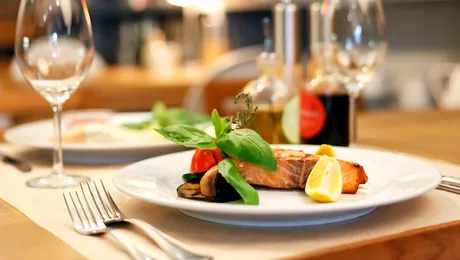 Un chelner a primit laude pentru că a refuzat să servească o familie