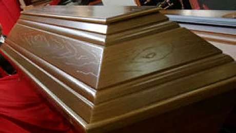 Obezii din SUA dau peste cap industria sicrielor: Au aparut cosciugele extra-large!