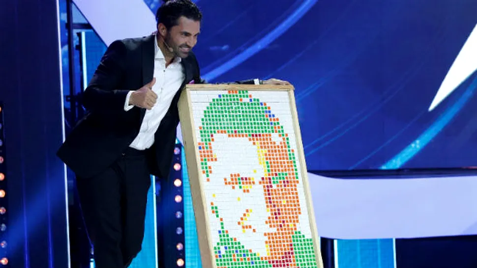 
Pepe primeşte un portret de-al său realizat din 200 de cuburi

